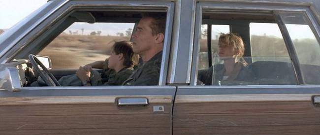 A Terminátor 2. – Az ítélet napja című film egyik jelenetében Arnold Schwarzenegger nem tudta megjegyezni a Skynet történetét, ezért James Cameron kinyomtatta egy papírra a róla szóló történetet és a szélvédőre ragasztotta, hogy a színész nyugodtan felolvashassa.