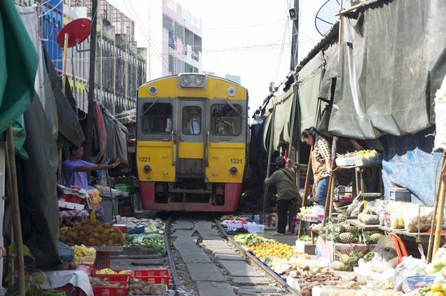 Maeklong vasúti piac