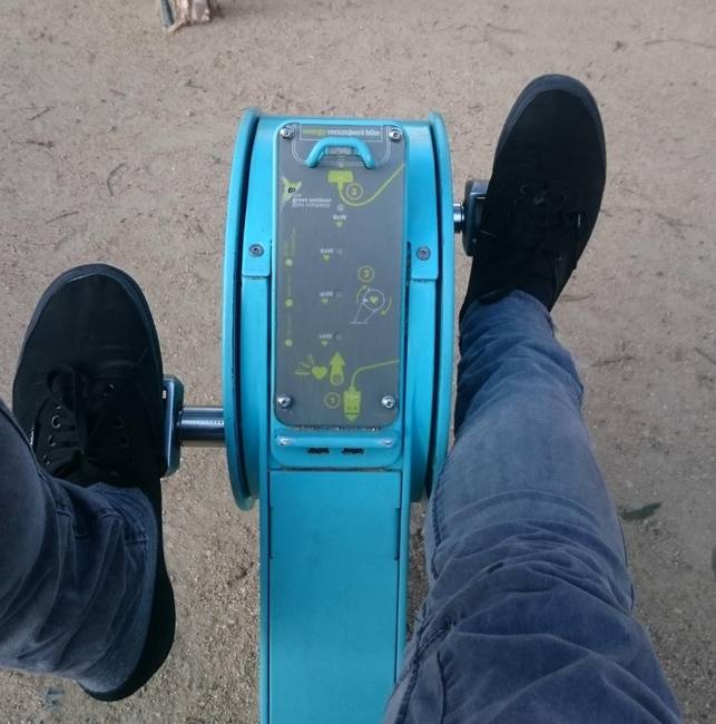 Ausztráliában a kihelyezett dinamós kerékpárok segítségével tölthetjük a telefonunkat az utcán és nem mellesleg közben még mozoghatunk is.