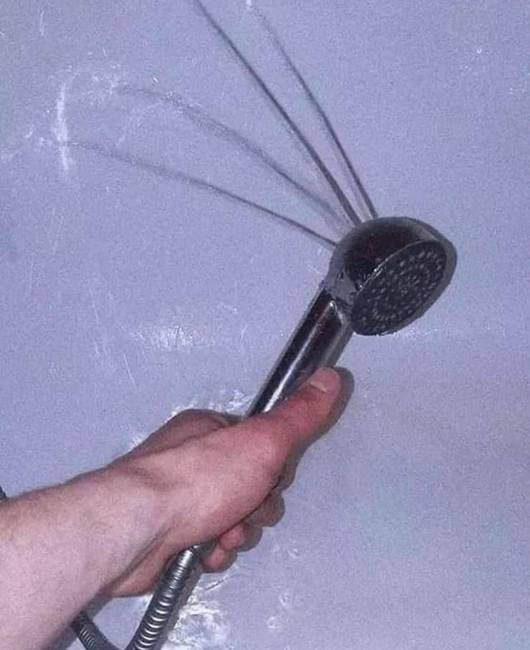 Valami határozottan nem stimmel ezzel a zuhanyfejjel.