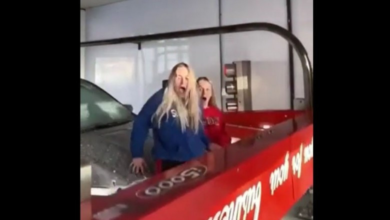 Ez a két lány úgy döntött, hogy a TikTok videó kedvéért beáll a kocsijuk mellé a gépi autómosóba
