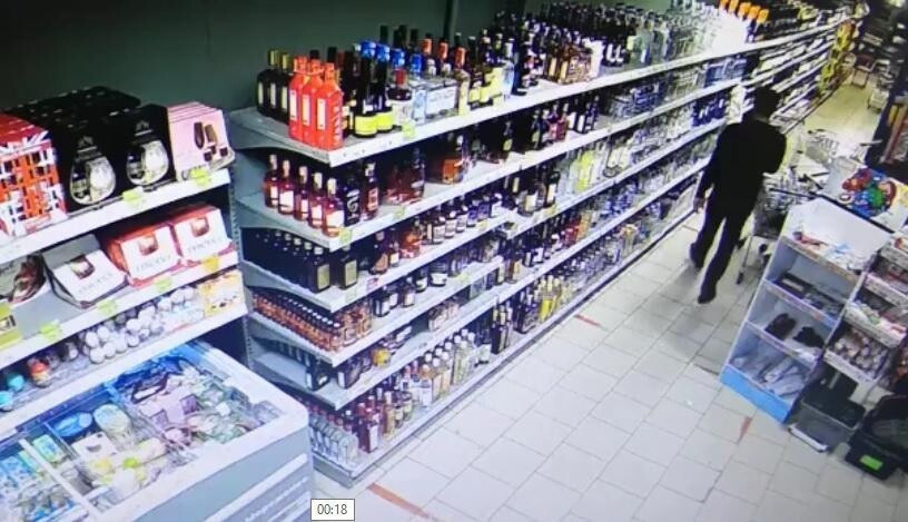 Ez a férfi megvette a legfontosabb italt a boltban!