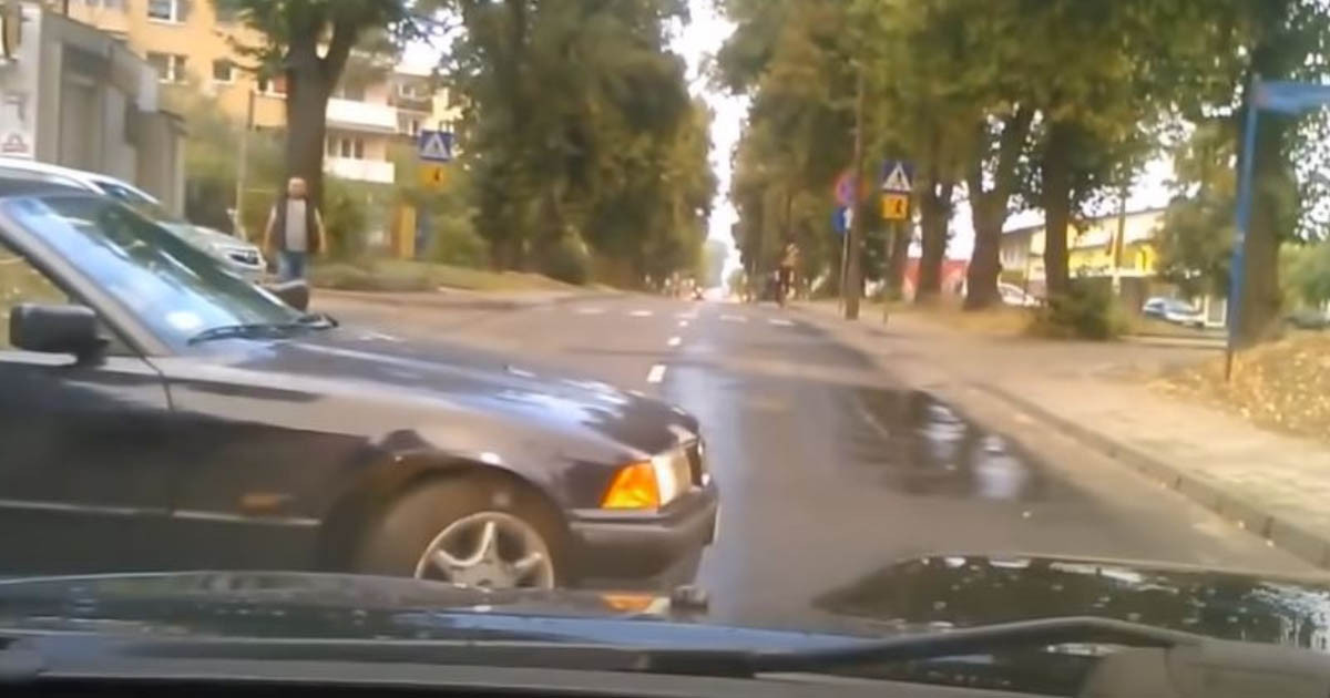 Az öreg BMW fiatal tulajdonosa megmutatta, hogy miért nem szabad driftelni a szűk városi utcákon