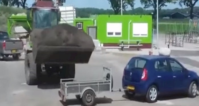 Az ügyfélnek mindig igaza van? A férfi ragaszkodott hozzá, hogy a földet az aprócska pótkocsijára rakják