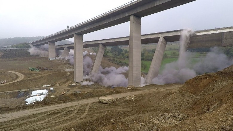 Látványos videó egy autópálya viadukt felrobbantásáról Németországban
