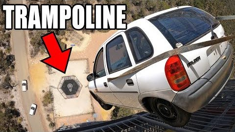 Autó vs. világ legerősebb trambulinja – egy YouTuber 45 méter magasból dobott rá autót