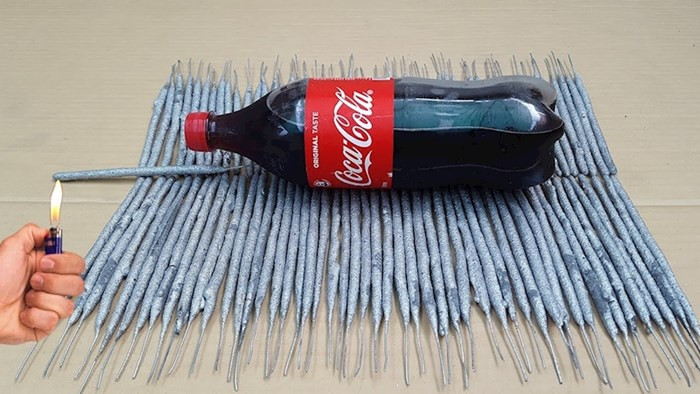 Csillagszórókat raktak a kólás üveg alá, látványos kísérlet lett belőle