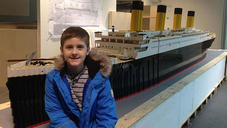 Egy autista kisfiú 56 ezer darab kockából építette fel a világ legnagyobb LEGO-Titanicját