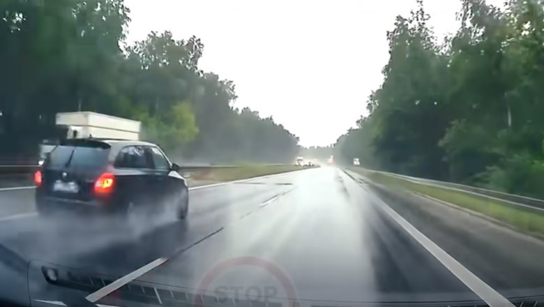 Ez történik, ha nagy sebességgel mész bele egy vízátfolyásba az autópályán