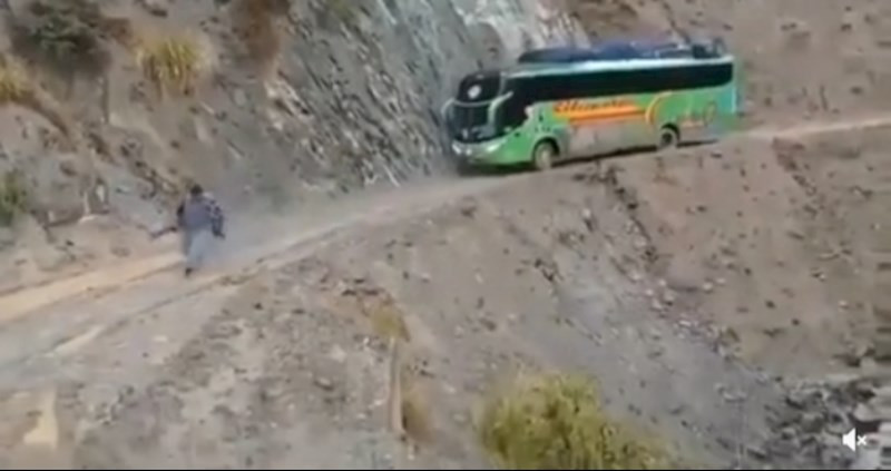 A valaha élt legbátrabb (vagy legőrültebb) buszsofőr: nagy szerencséje volt a hegyi úton