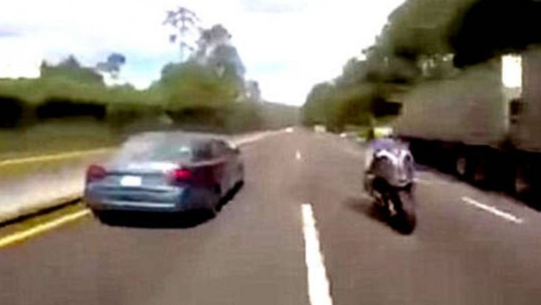 A lány ideges lett, amiért a pasija versenyezni kezdett a motorosokkal, ezért behúzta a kéziféket