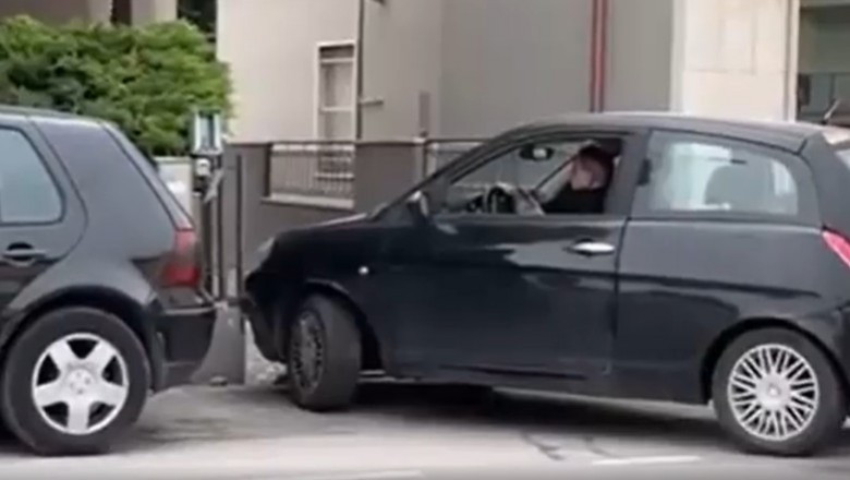 Kétségbeesett sofőr egy szűk kapuval szemben