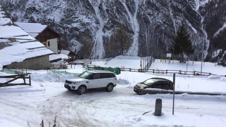 Range Rover és Fiat Panda egy havas úton