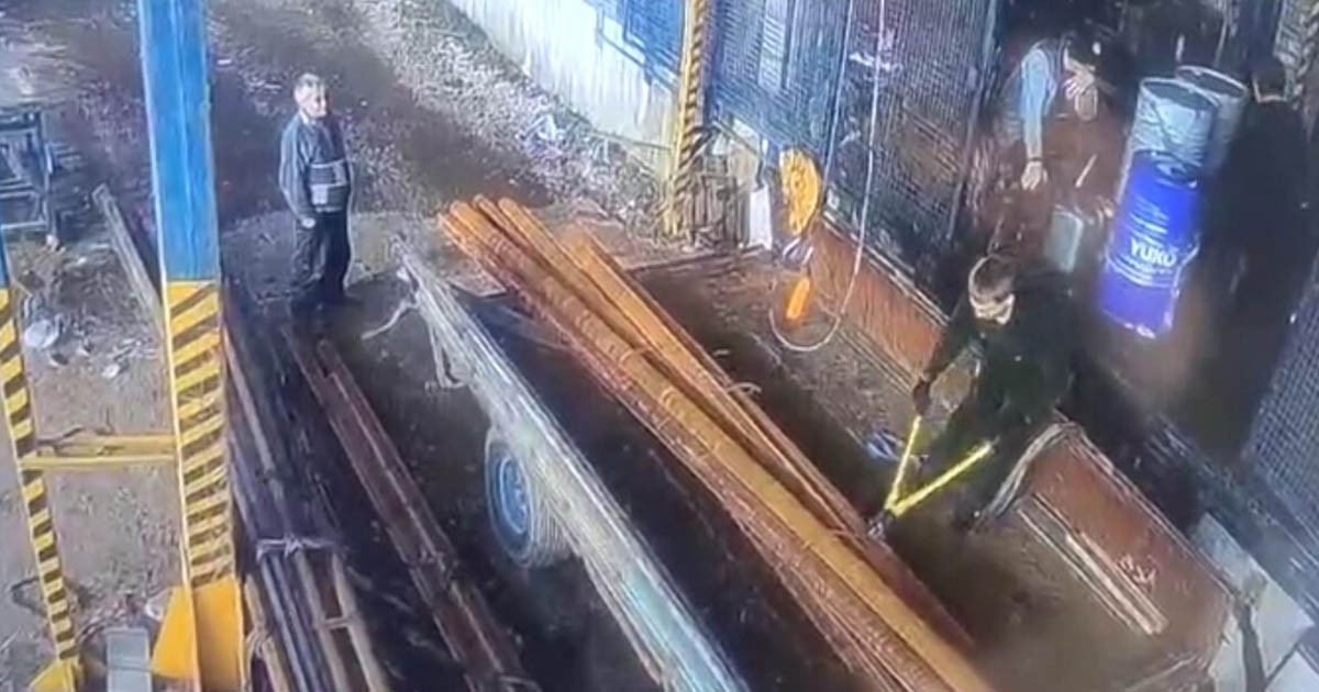A rakodómunkás néhány másodpercre akrobatává változott