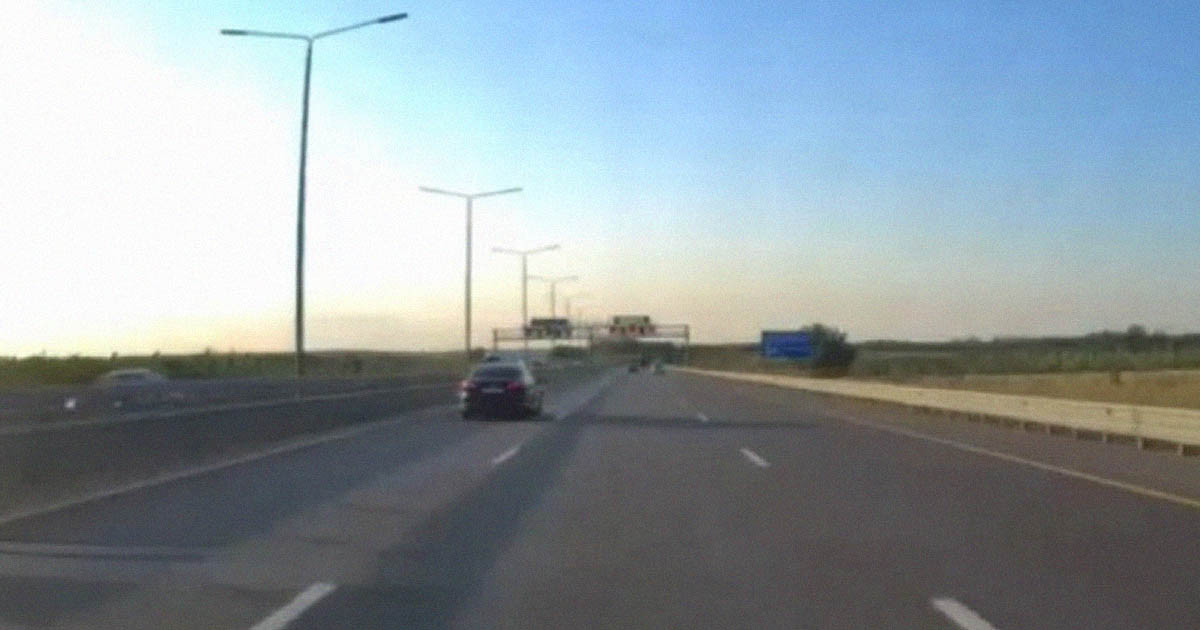 Sok mindenre fel vagy készülve egy autópálya középső sávjában haladva, de erre nem