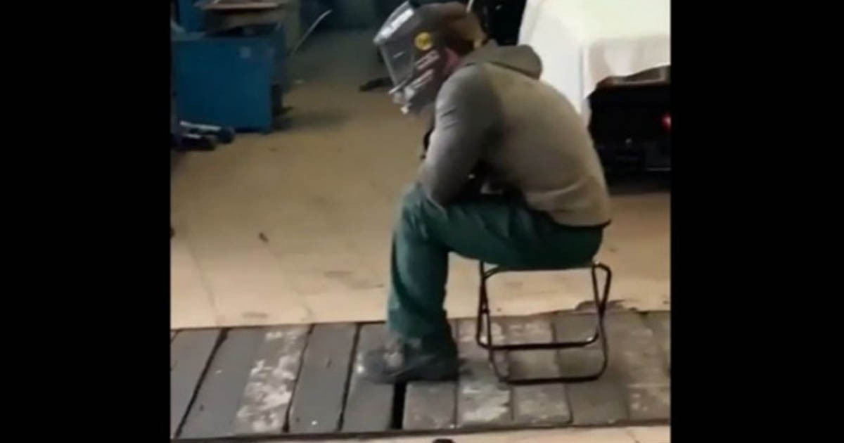 Amikor nagyon unod már az autószerelő munkát és véletlenül kéznél van egy petárda