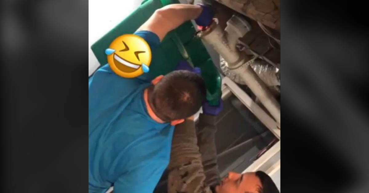 Nem akart vízvezeték-szerelőt hívni. Gyorsan megbánta