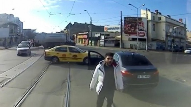 Az intelligens BMW sofőr elmagyarázta a villamosvezetőnek, hogy miért ő a vétlen a balesetben