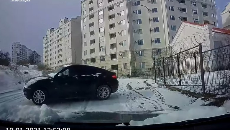 A BMW egyenesen felé sodródott, gyorsan kellett reagálnia, hogy elkerülje az ütközést