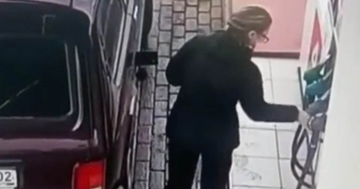A biztonsági kamera rögzítette a világ első vezeték nélküli tankolását