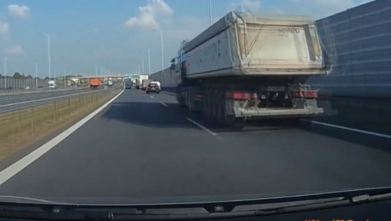 A kisteherautó sofőrje meg akarta büntetni a másik sávban gyorsan közlekedő autóst, végül saját magát törte össze