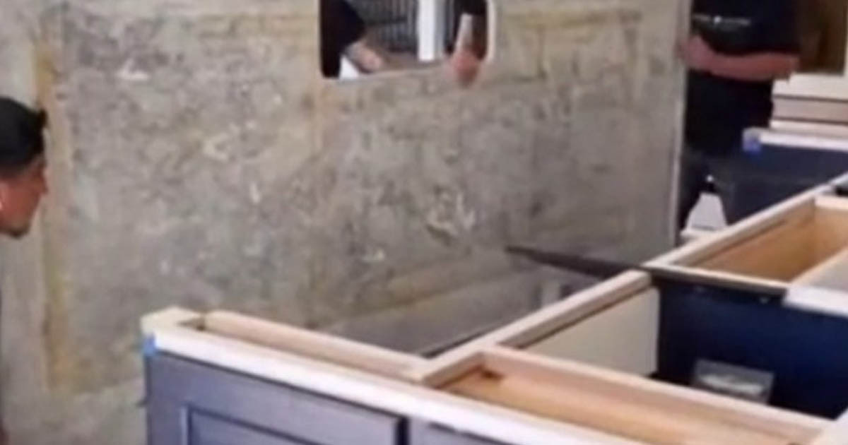 Öt ember is kevés volt hozzá, hogy ez a hatalmas és méregdrága gránit asztallap épségben kerüljön a helyére