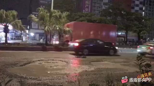 Ha azt hitted, hogy hajtottál már bele hatalmas kátyúba, akkor nézd meg ezt a videót és gondolt át újra