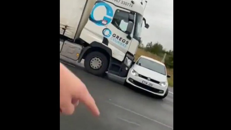 A kamionos nem vette észre, hogy egy autót tolt maga előtt az autópályán