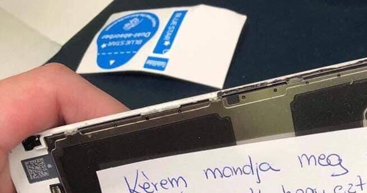 A szervizbe hozott telefon belsejében egy váratlan üzenetet találtak