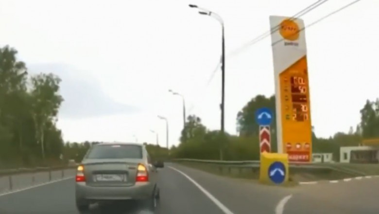 A közúti seriff leckét próbál adni az autójával, de végül saját magát leckéztette meg