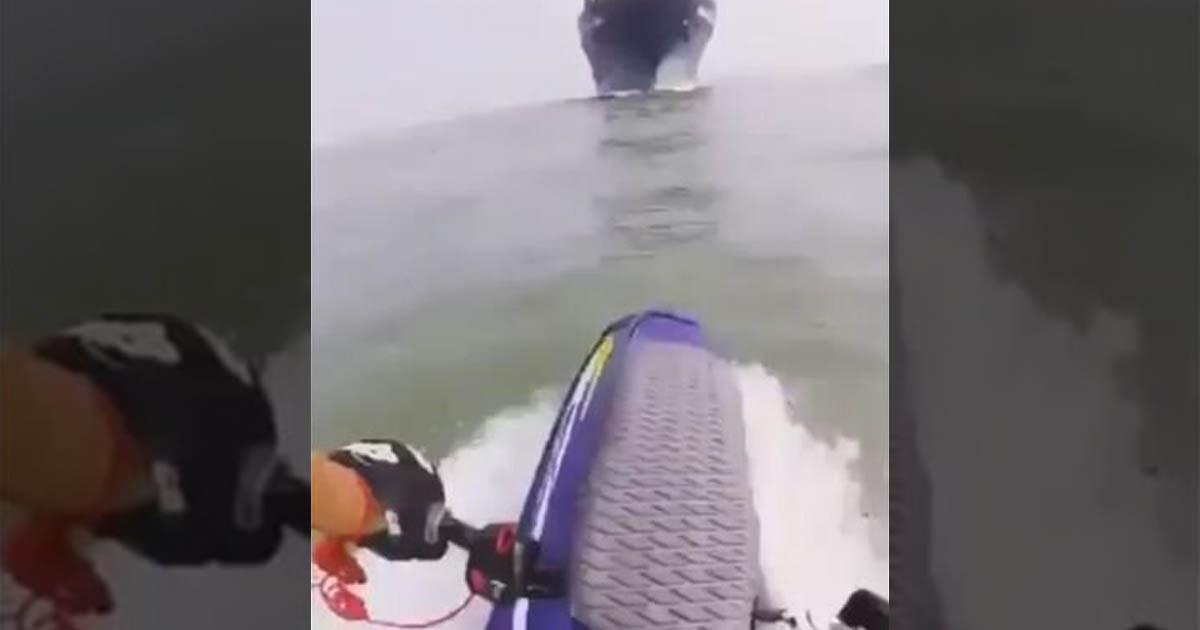 A nem túl okos jet-ski-s megpróbálta megérinteni a hatalmas teherhajó oldalát