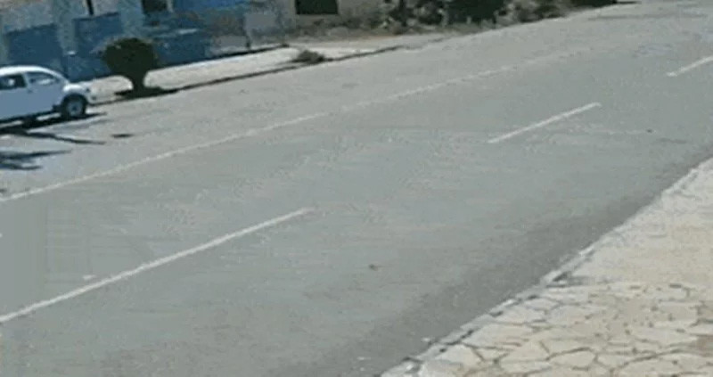 A biztonsági kamera meglehetősen bizarr balesetet rögzített a forgalomban