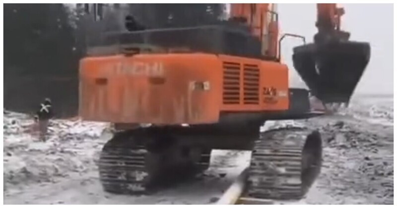 Ez a markolós megmutatta, hogyan kell kecsesen átszökkenni egy vezetéken