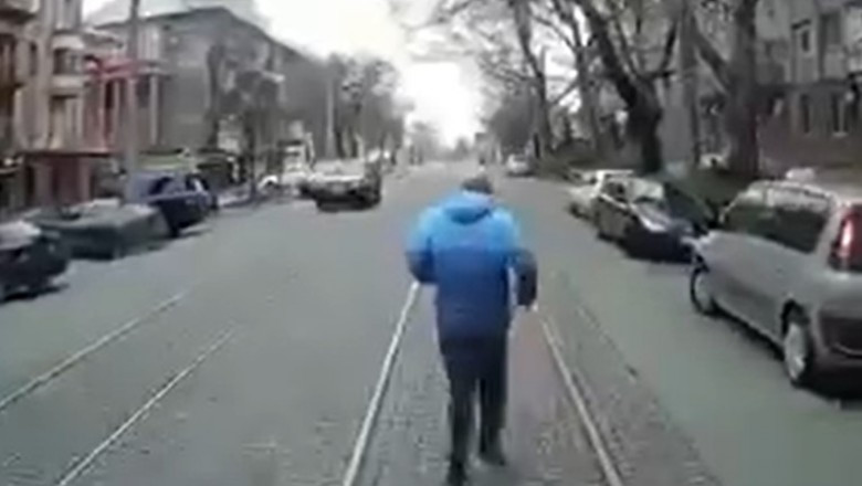 Becsukta előtte az ajtót a villamos, ezért úgy döntött, hogy utána szalad és revansot vesz