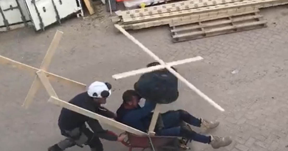 Amikor annyira unatkoztok az építkezésen, hogy helikoptert építetek a kollégáiddal