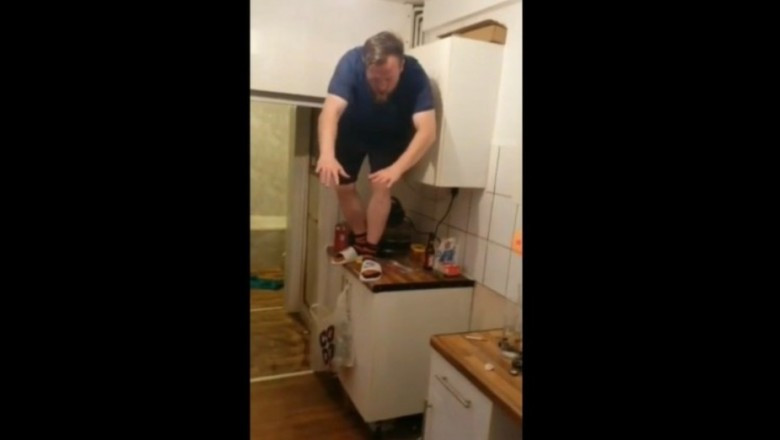 Amikor már azt hiszed, hogy mindent láttál, jön ez a csávó és fejest ugrik a konyhapultról a felmosóvödörbe