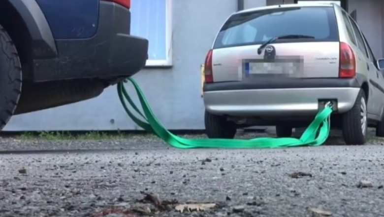 Elállta a kocsival az épület bejáratát, gyors büntetést kapott érte