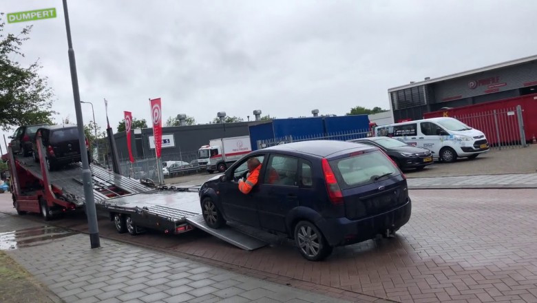 Hogy raknál fel egy motorhibás autót a trélerre? Na, ez az ember nem azt csinálta