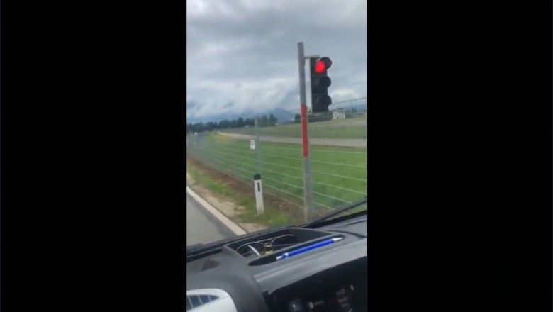 A férfi egy közlekedési lámpát talált a semmi közepén, és nagyon meglepte, hogy miért volt ott