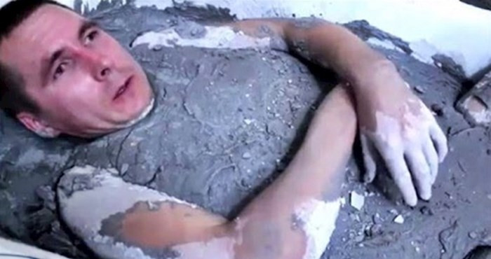 Egy orosz cementtel teli kádba feküdt, hogy megmutassa, hogyan kell kiszabadulni, de a cement megszilárdult