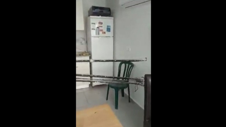 Így néz ki, amikor az szakemberek elektromos vezetékeket vezetnek át egy lakás közepén