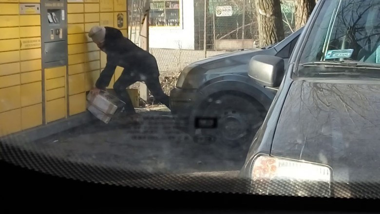 Nem fért el a csomag a csomagfeladó automatában, ezért "összetömörítette" kicsit