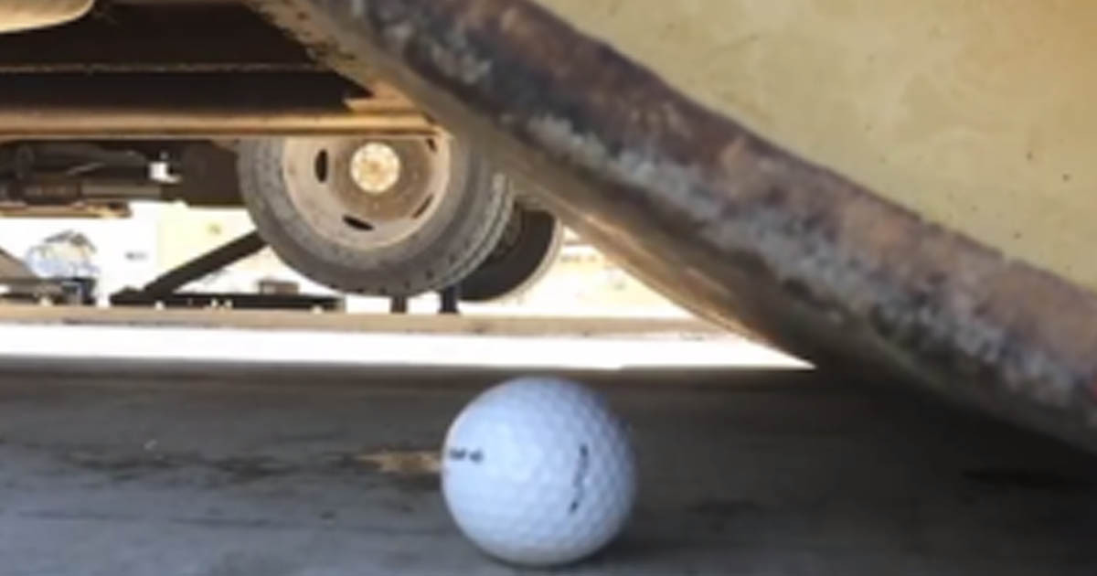 Mi történik, ha úthenger elé dobunk egy golflabdát? Nem egészen az, amire számítanánk...