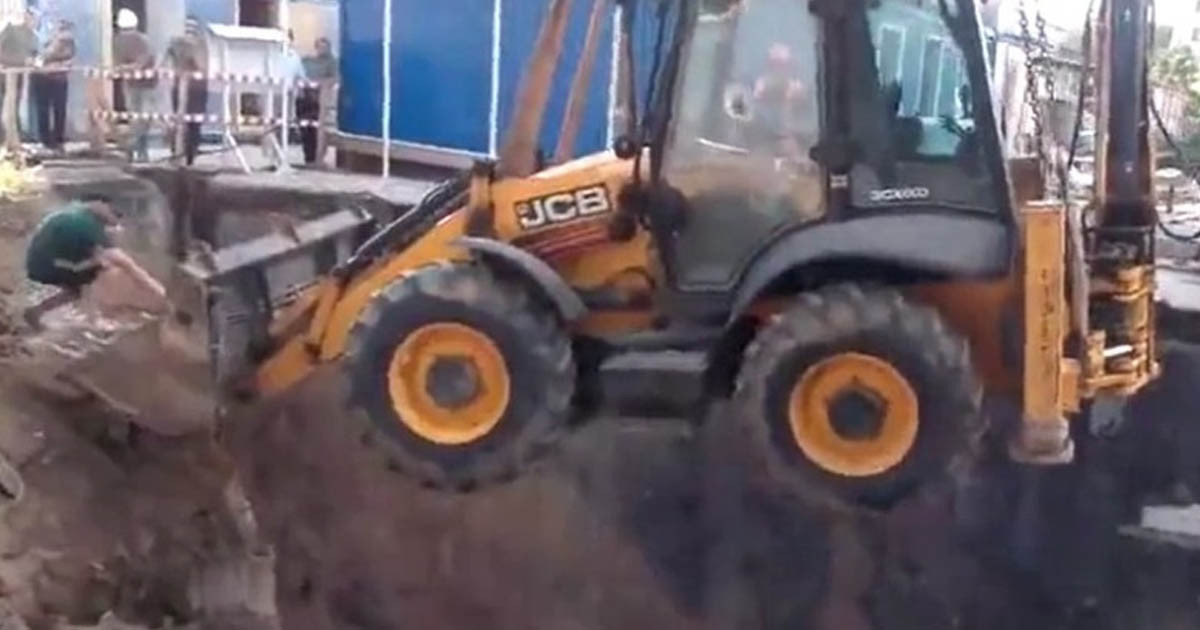 A főnök nem fog örülni: a munkások az daruskocsit és a markolót is beledobták az alapba