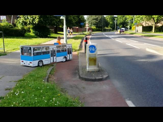 Saját elektromos motorral hajtott Ikarus buszt készített fiának a magyar apuka