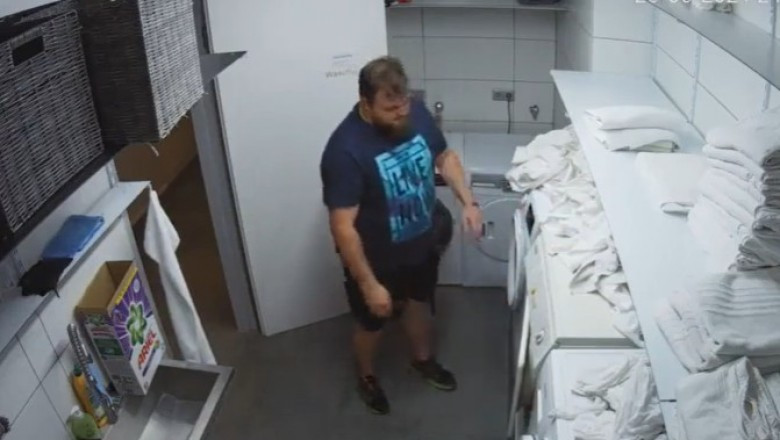 A srác majdnem idegösszeroppanást kapott a magától kinyíló mosógépajtótól