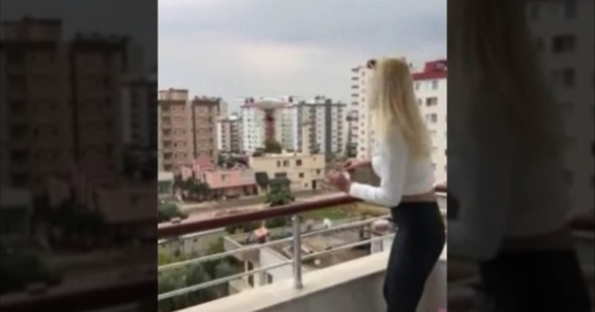 A szőke lány megpróbálta átvenni a drónnal kézbesített csomagot