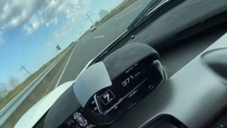Egy srác az autópályán próbálta ki, hogy mennyi a közel 1000 lóerős LaFerrari végsebessége