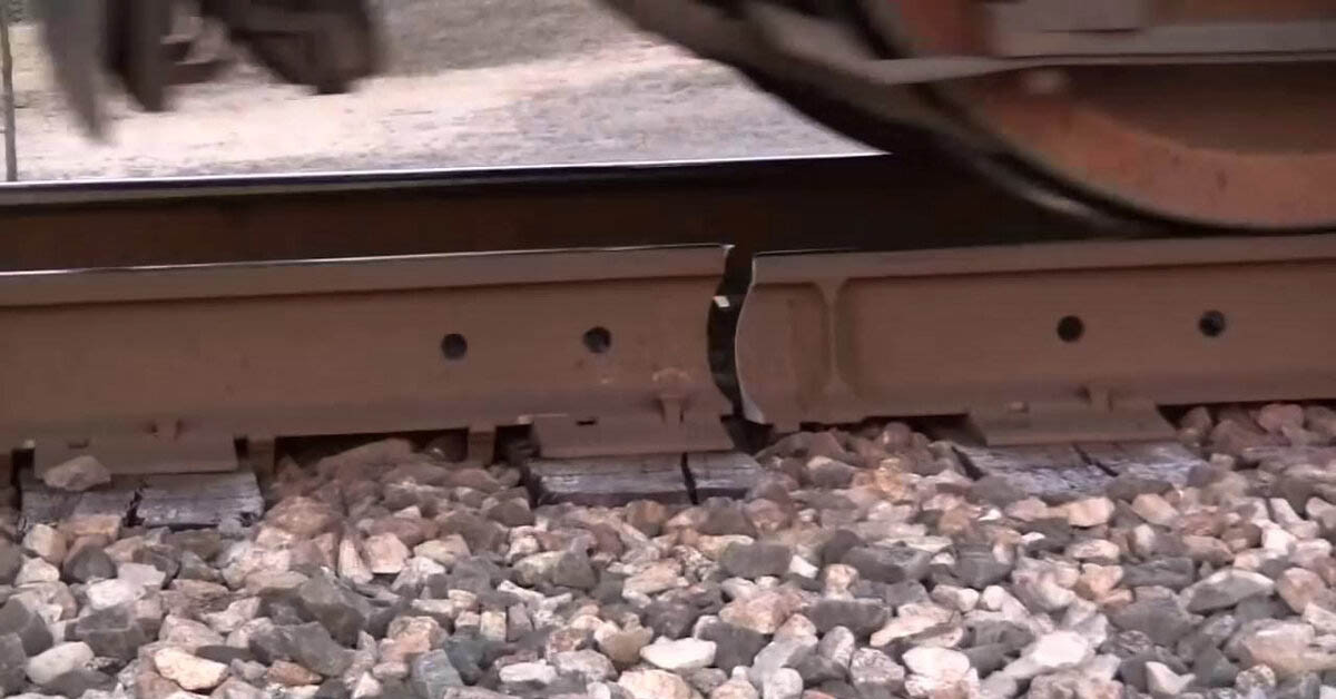 Mit történik, ha egy tűt teszünk a sínre? Azt mondják, hogy a fizika törvényei alapján a sín eltörik és a vonat kisiklik
