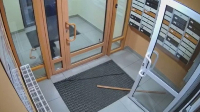 Amikor a részeg szomszéd otthon felejti a bejárati ajtó kulcsait, de ő akkor is be akar jönni a házba
